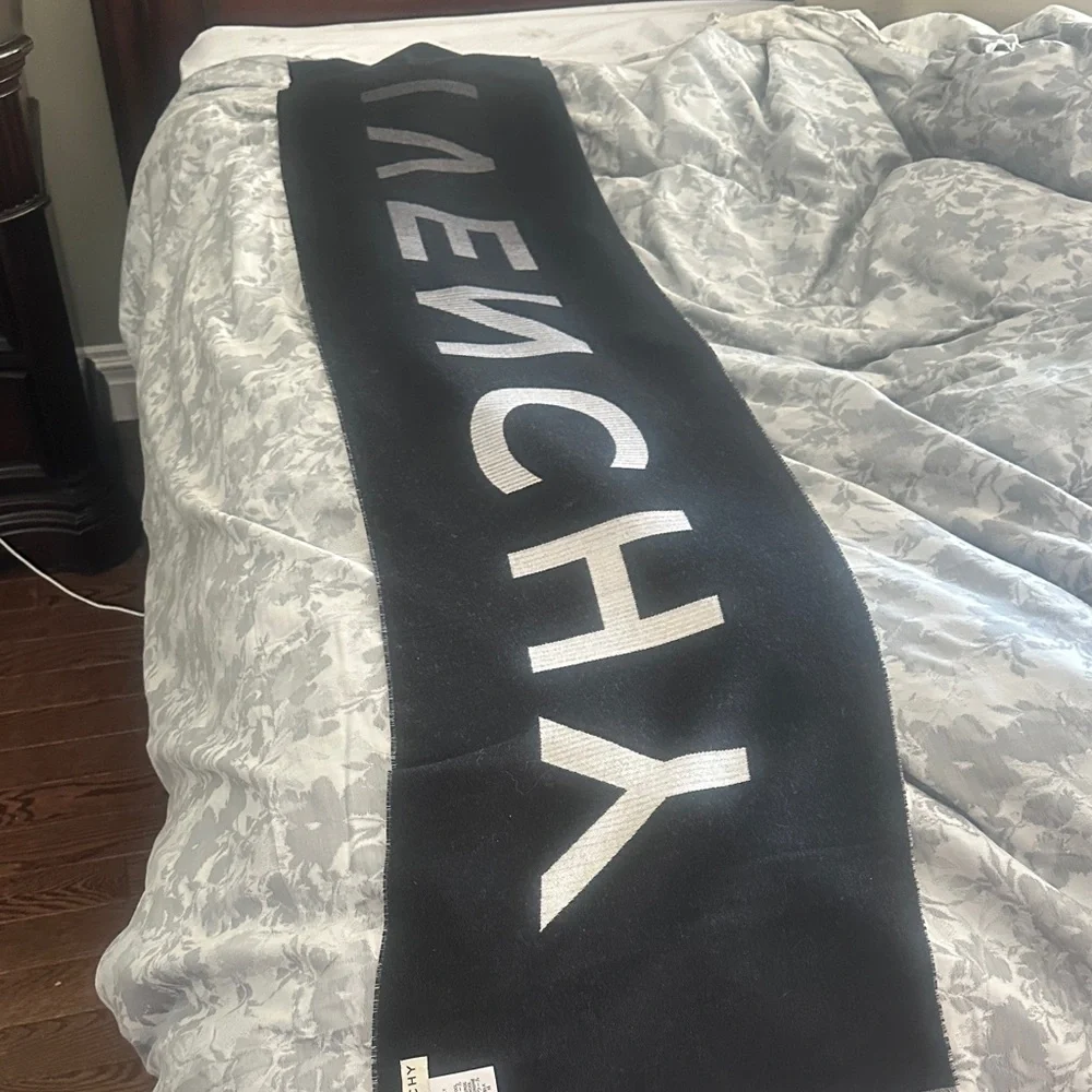Givenchy Monochrome Logo Scarf - Picture 2 of 4